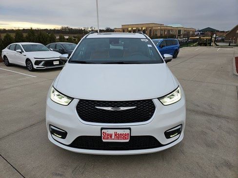 New 2026 Chrysler Pacifica Pinnacle image 9