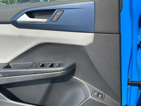 Used 2022 Volkswagen Taos SE w/ Panoramic Sunroof Package FWD image 15