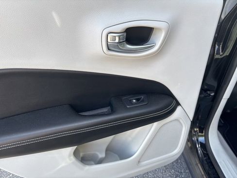 Used 2019 Jeep Compass Latitude FWD image 5