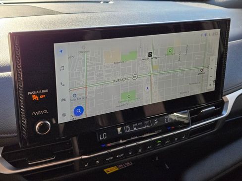 Used 2025 Toyota Sienna Limited image 24