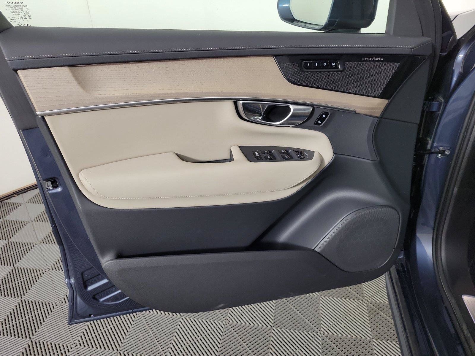 Certified 2026 Volvo XC90 B6 Plus AWD/4WD image 19