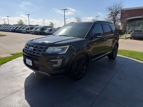 Used 2017 Ford Explorer XLT w/ Equipment Group 202A image 3