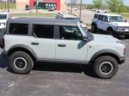 Used 2023 Ford Bronco Badlands w/ Sasquatch Package AWD/4WD image 9