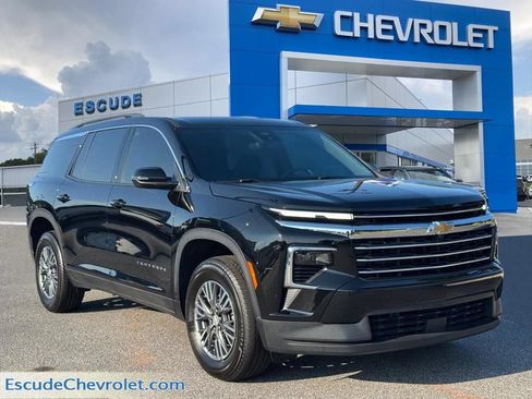 Used 2026 Chevrolet Traverse LT FWD image 1
