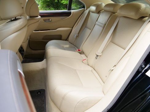 Used 2016 Lexus LS 460 w/ Comfort Package RWD image 32