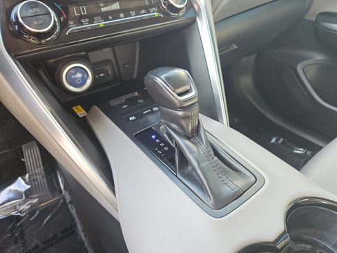 Used 2021 Toyota Venza LE image 13