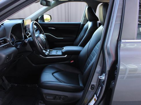 Used 2023 Toyota Highlander XLE FWD image 31
