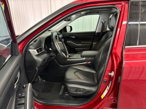 Used 2022 Toyota Highlander XLE FWD image 2