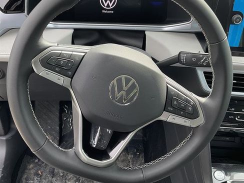 New 2026 Volkswagen Taos SE image 8