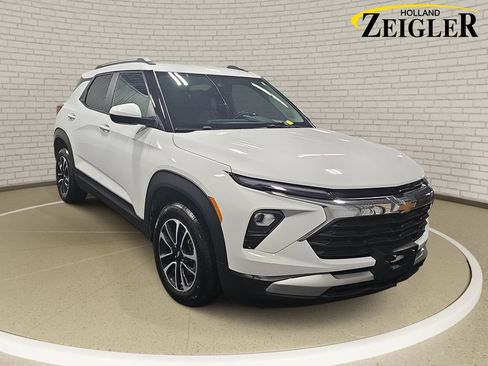 Used 2025 Chevrolet TrailBlazer LT AWD/4WD image 3