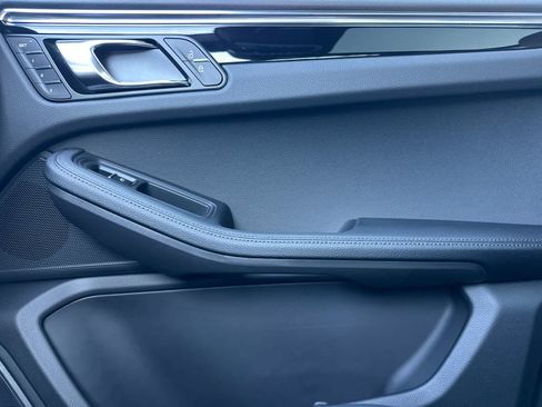 Certified 2025 Porsche Macan AWD/4WD image 19