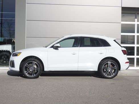 Used 2023 Audi Q5 e Premium w/ Convenience Package image 8