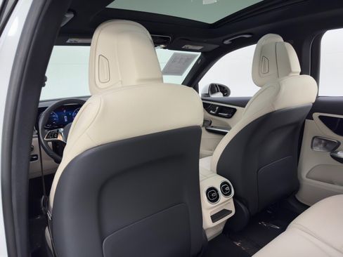 Used 2025 Mercedes-Benz GLC 300 4MATIC image 39