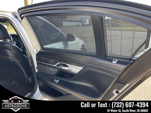 Used 2019 BMW 750i image 21