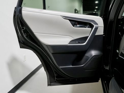 Used 2022 Toyota RAV4 XLE Premium image 28