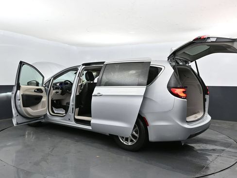 Used 2023 Chrysler Pacifica Touring-L FWD image 50