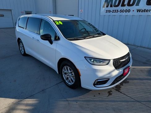 Used 2024 Chrysler Pacifica Touring-L image 6