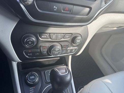 Used 2020 Jeep Cherokee Latitude Plus w/ Comfort/Convenience Group AWD/4WD image 20