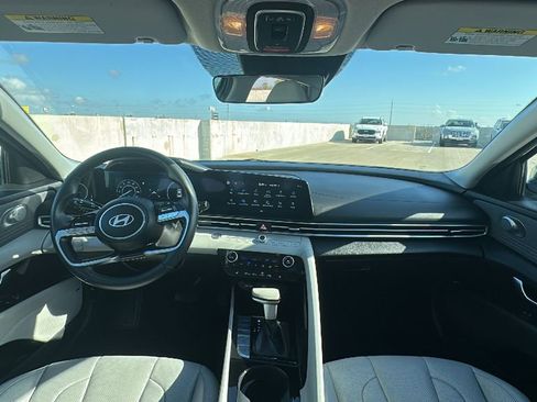 Used 2025 Hyundai Elantra Limited image 22