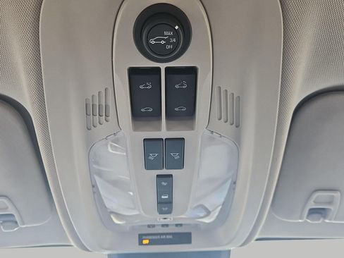 Used 2017 Chevrolet Equinox LT FWD image 23