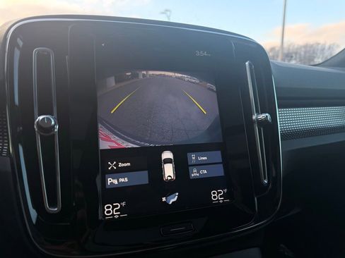 Used 2020 Volvo XC40 T5 R-Design image 2