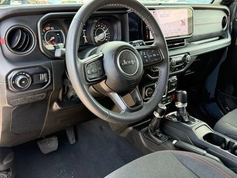 Used 2025 Jeep Wrangler Unlimited Rubicon AWD/4WD image 13