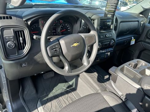 Used 2024 Chevrolet Silverado 2500 Custom w/ Custom Value Package image 2