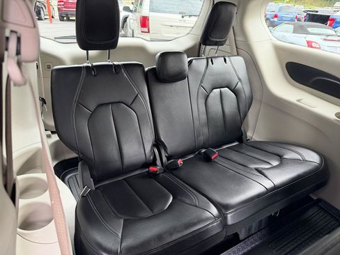 Used 2022 Chrysler Pacifica Touring-L FWD image 13