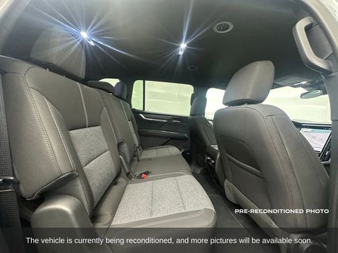 Used 2025 GMC Acadia Elevation image 15