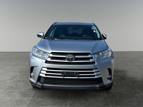 Used 2019 Toyota Highlander XLE AWD/4WD image 3