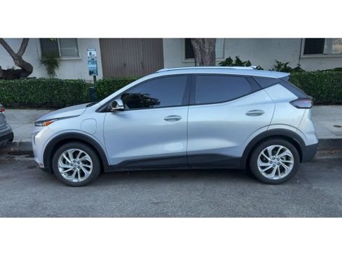 Used 2023 Chevrolet Bolt EUV LT w/ Driver Confidence Package FWD image 2