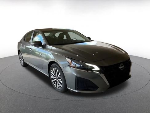 Used 2025 Nissan Altima 2.5 SV FWD image 3