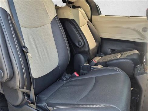 Used 2025 Toyota Sienna Platinum AWD/4WD image 12