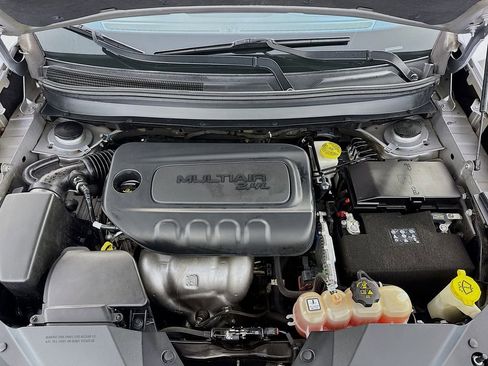 Used 2019 Jeep Cherokee Latitude Plus w/ Comfort/Convenience Group image 27