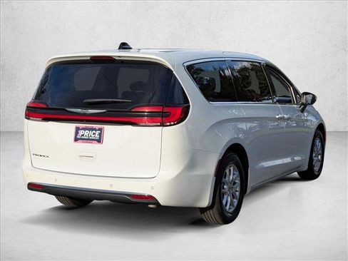 Used 2023 Chrysler Pacifica Touring-L image 5