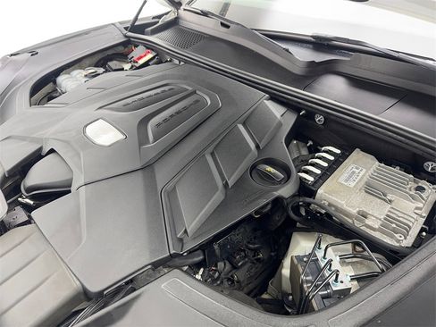 Used 2020 Porsche Cayenne w/ Premium Package image 73