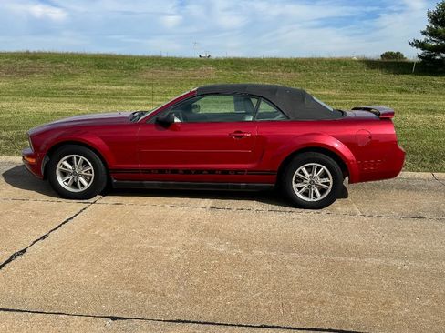Used 2005 Ford Mustang Convertible image 9