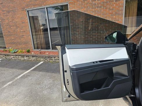 Used 2024 Tesla Cybertruck AWD Crew Cab image 35
