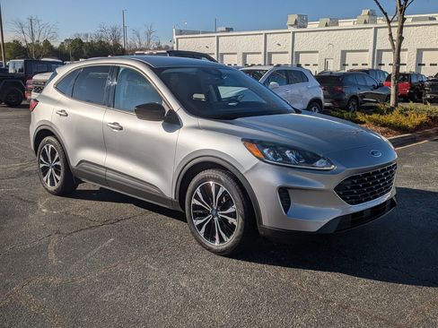 Used 2022 Ford Escape SE w/ SE Sport Appearance Package image 2
