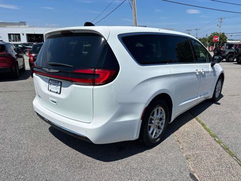 Certified 2024 Chrysler Pacifica Touring-L FWD image 3
