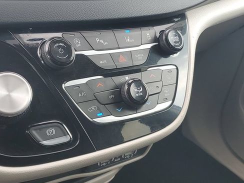 Used 2023 Chrysler Pacifica Touring-L FWD image 28