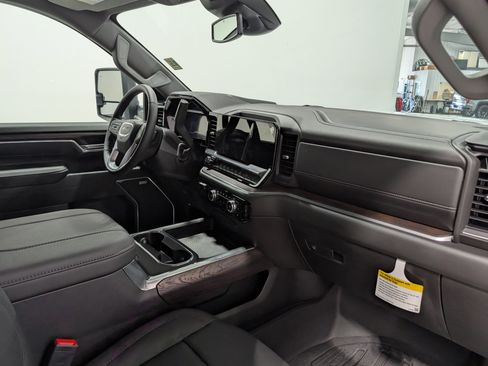 Used 2025 GMC Sierra 3500 SLT w/ SLT Premium Package image 20