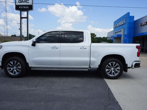 Used 2020 Chevrolet Silverado 1500 High Country w/ Technology Package AWD/4WD image 2