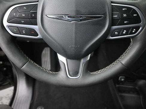 Used 2025 Chrysler Pacifica Select FWD image 17