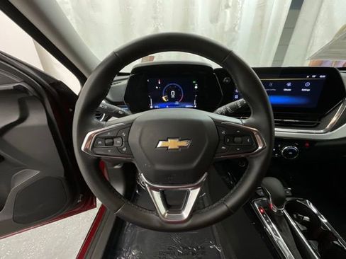 Used 2025 Chevrolet Trax LT w/ LT Convenience Package FWD image 11