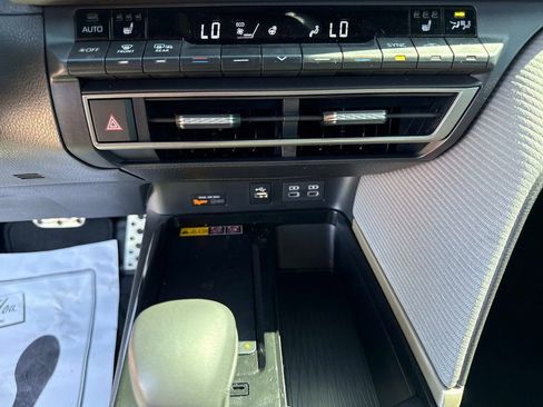 Used 2025 Toyota Camry SE w/ Convenience Package image 25