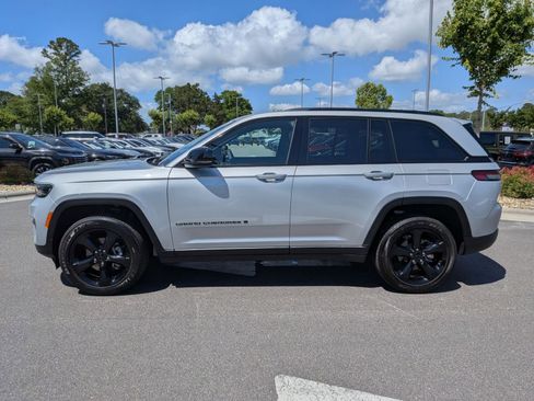 Used 2025 Jeep Grand Cherokee Altitude AWD/4WD image 6