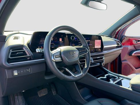 Used 2024 Chevrolet Traverse Z71 image 4