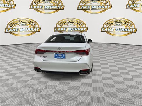 Used 2019 Toyota Avalon Limited image 2