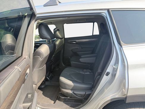 Used 2023 Toyota Highlander Platinum AWD/4WD image 24